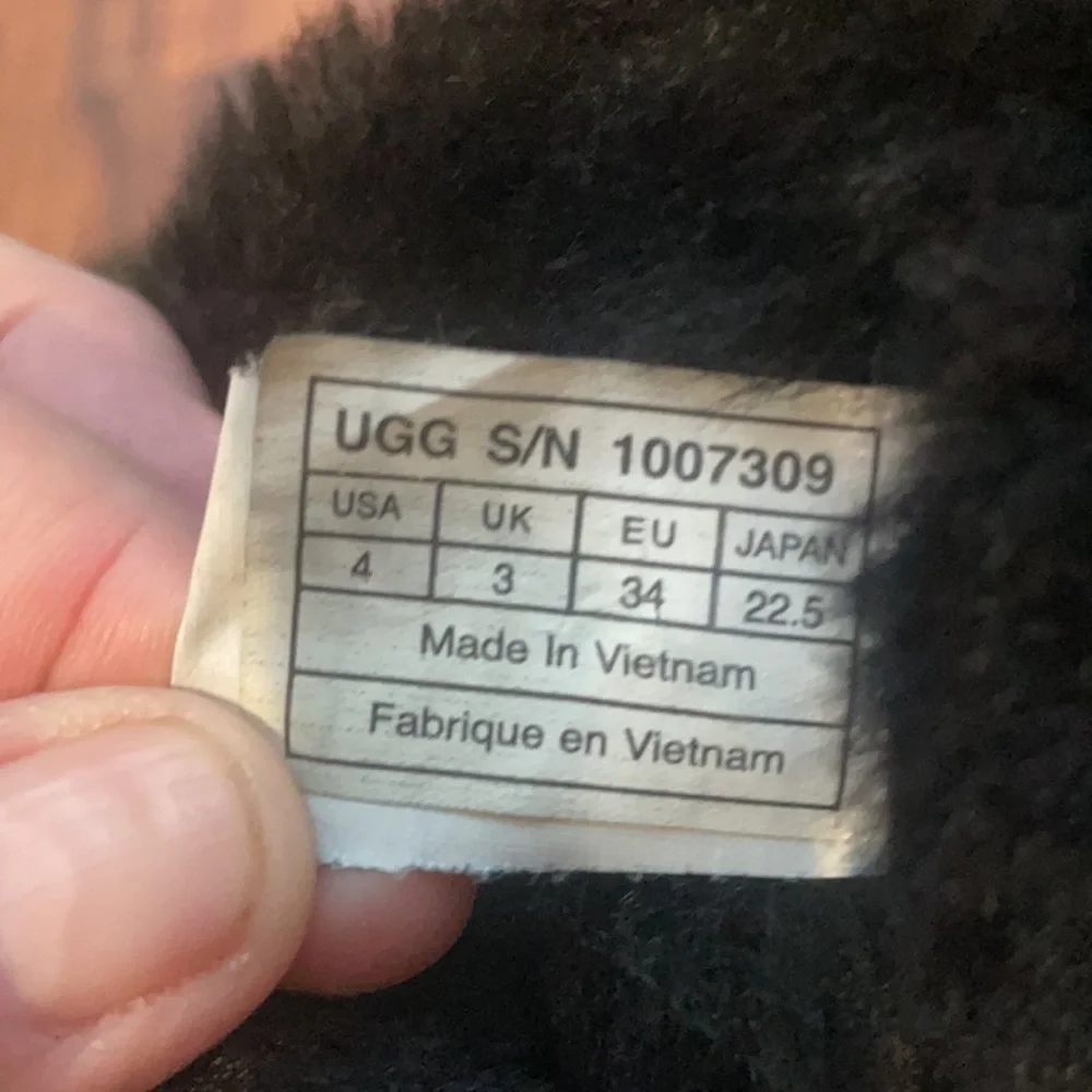 UGG Bailey Bow Black Sheepskin women's Boots Size 4